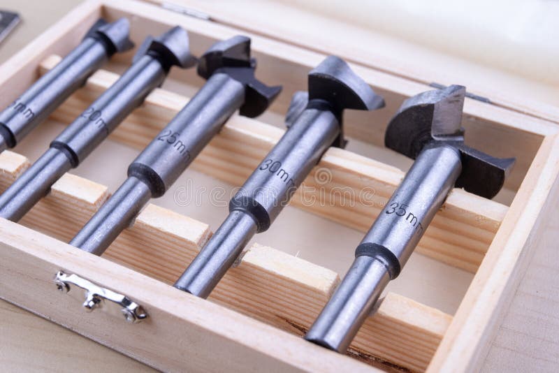 Perceuse de menuiserie, utilisée pour monter des charnières de meubles Un coupeur utilisé pour monter des meubles de carton gris Fond foncé