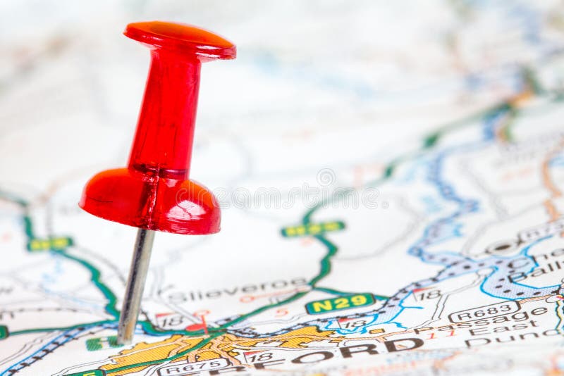 Percevejo vermelho em um mapa do turista fotografia de stock Percevejo vermelho em um mapa do turista fotografia de stock