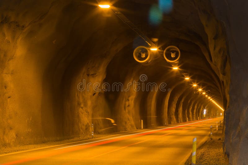 Percez un tunnel avec des lumières et des traînées du trafic de voiture image libre de droits Percez un tunnel avec des lumières et des traînées du trafic de voiture image libre de droits