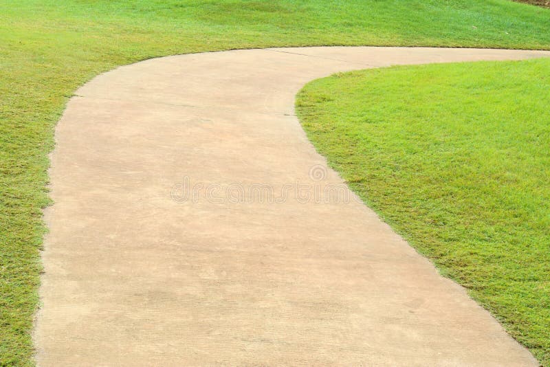 Percorso che curva attraverso l'erba verde nel campo da golf fotografie stock Percorso che curva attraverso l'erba verde nel campo da golf fotografie stock