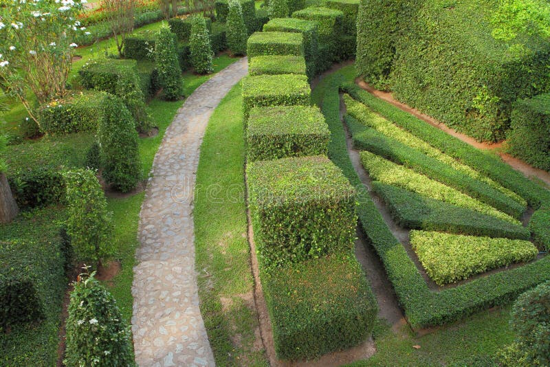 Percorso della natura attraverso nel giardino immagini stock libere da diritti Percorso della natura attraverso nel giardino immagini stock libere da diritti
