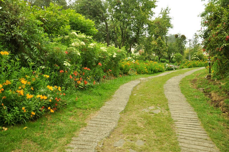 Percorso della natura con il giardino fotografie stock