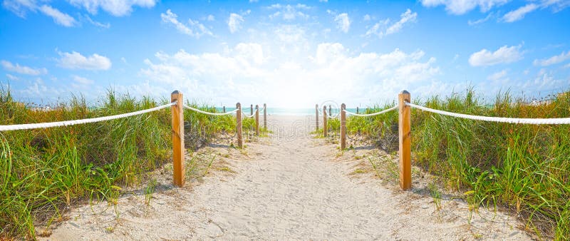 Percorso della sabbia che va alla spiaggia ed all'oceano in Miami Beach Florida