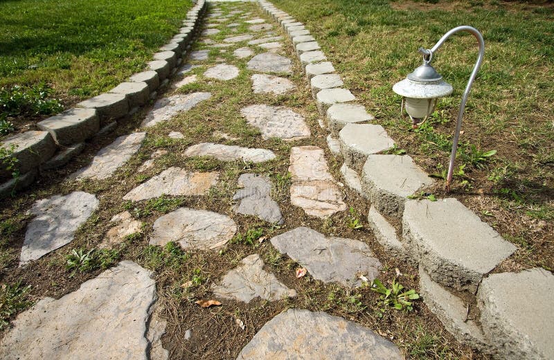Percorso di pietra in giardino immagini stock libere da diritti Percorso di pietra in giardino immagini stock libere da diritti