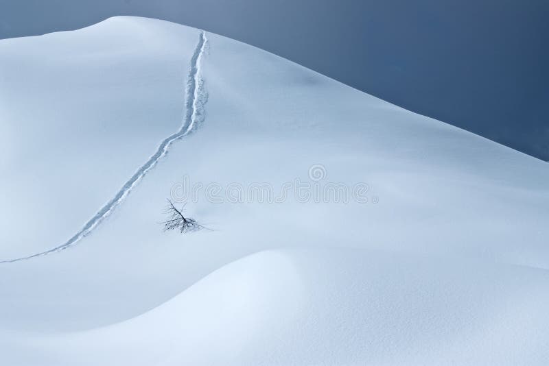 Percorso minimalista in neve pulita fotografia stock libera da diritti Percorso minimalista in neve pulita fotografia stock libera da diritti