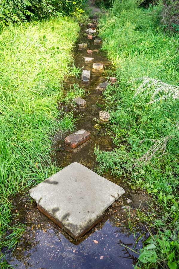 Percorso sommerso di estate Il concetto degli ostacoli quotidiani fotografia stock libera da diritti Percorso sommerso di estate Il concetto degli ostacoli quotidiani fotografia stock libera da diritti