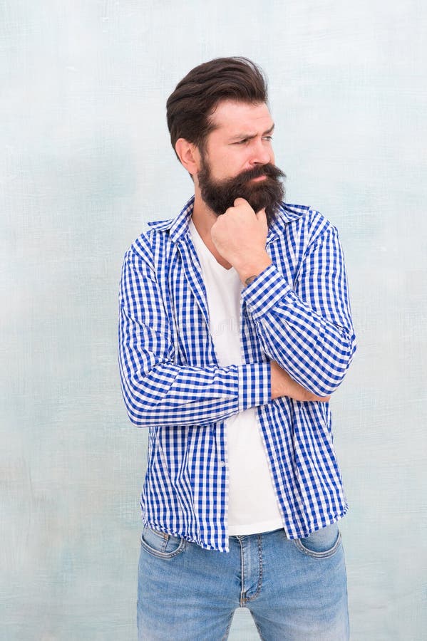 Perdido en los pensamientos. aspecto serio del hombre barbudo. hipster serio con fondo azul barba. problema de resolución. dilema fotografía de archivo libre de regalías