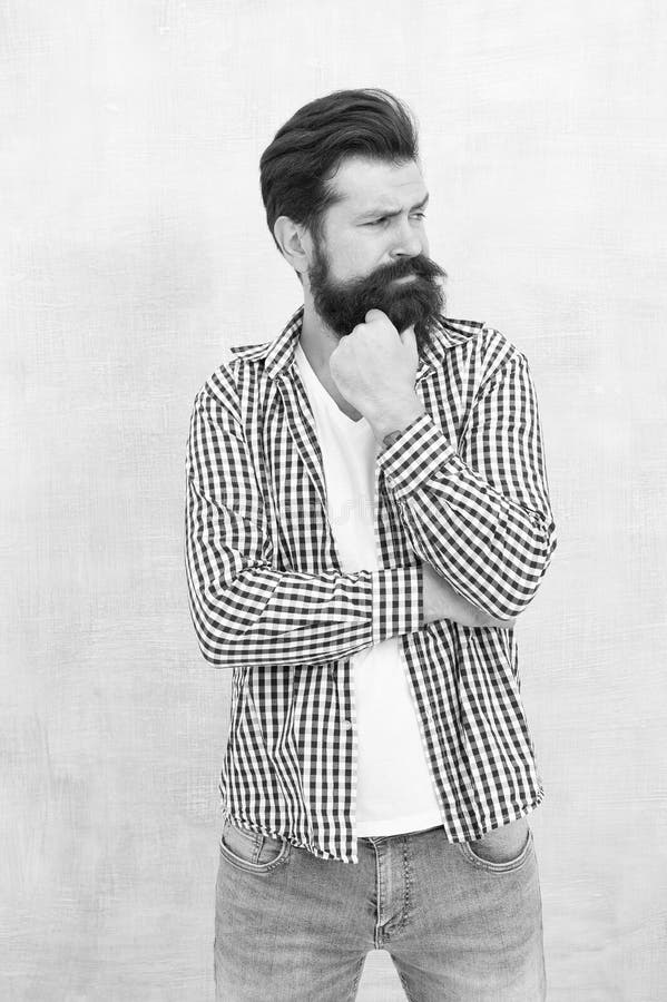 Perdido en los pensamientos. aspecto serio del hombre barbudo. hipster serio con fondo azul barba. problema de resolución. dilema imagenes de archivo