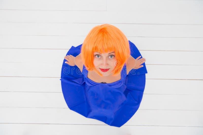 Perdu dans son conte de fées la fille folle s'asseyent sur le fond blanc, vue supérieure fille cosplay avec le regard fou et le v photo libre de droits Perdu dans son conte de fées la fille folle s'asseyent sur le fond blanc, vue supérieure fille cosplay avec le regard fou et le v photo libre de droits