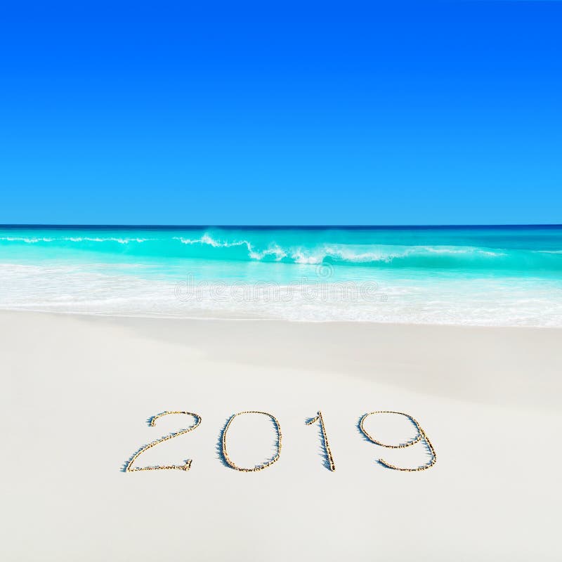 Perect vit sandig havstrand och handskriven överskrift för säsong 2019 på sand royaltyfria bilder Perect vit sandig havstrand och handskriven överskrift för säsong 2019 på sand royaltyfria bilder