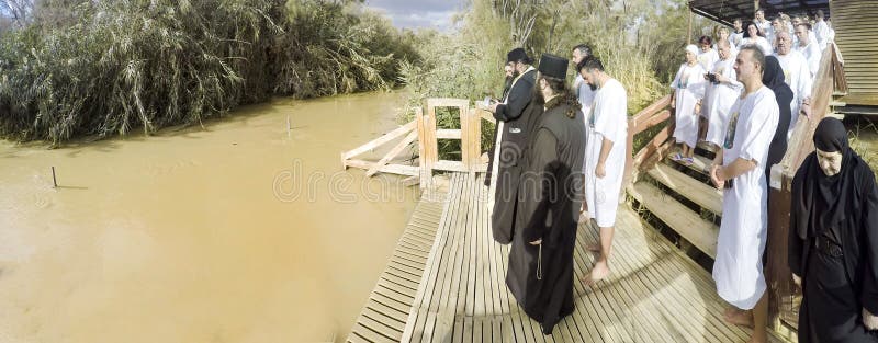 Peregrinos cristianos durante ceremonia total del bautismo en Jordan River imagen de archivo Peregrinos cristianos durante ceremonia total del bautismo en Jordan River imagen de archivo