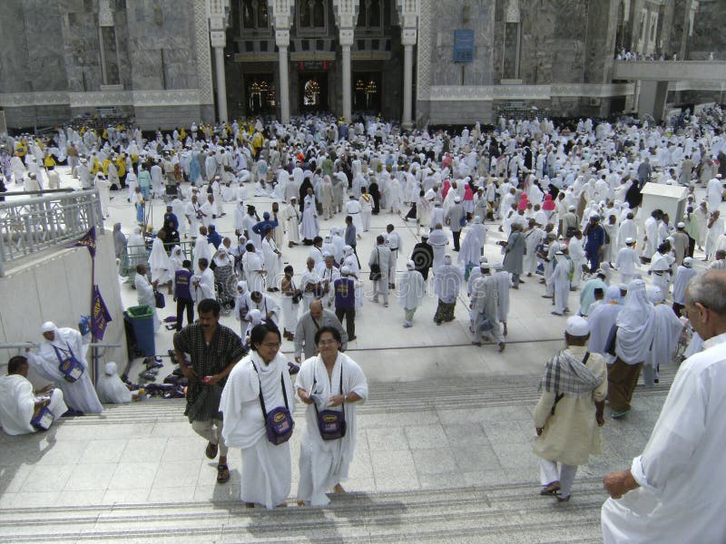 Peregrinos musulmanes en la entrada de la mezquita de Haram del Al imagenes de archivo Peregrinos musulmanes en la entrada de la mezquita de Haram del Al imagenes de archivo