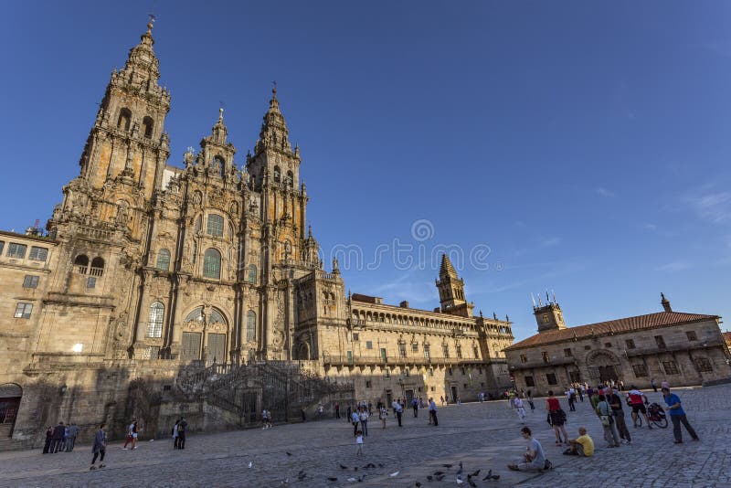 Peregrinos na igreja de Santiago de Compostela imagem de stock royalty free Peregrinos na igreja de Santiago de Compostela imagem de stock royalty free