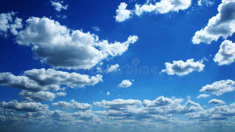 Perfeccione el cielo nublado azul