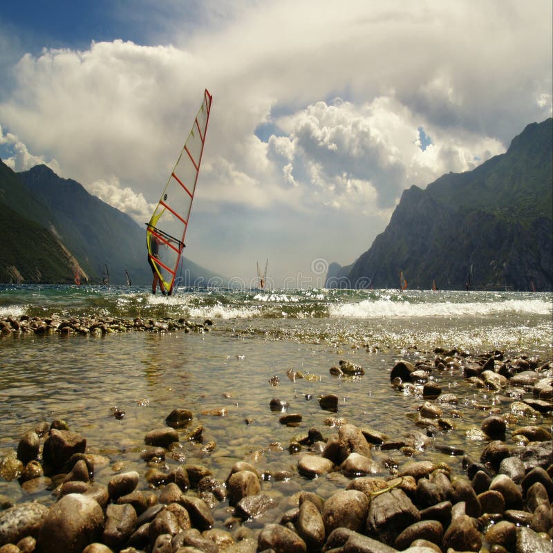 Lago di Garda ItalyThe ideálny veterný deň pre windsurfing.
