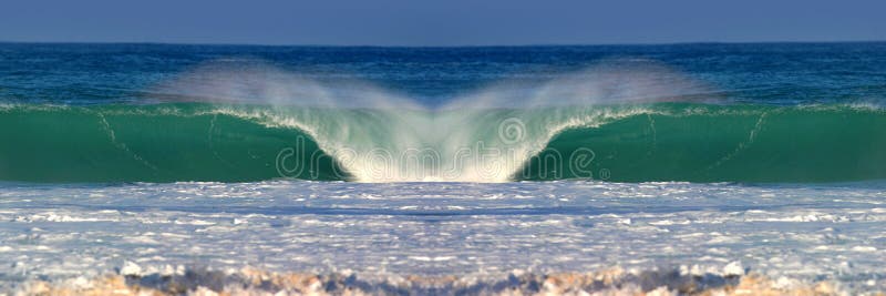 Perfectamente creado Océano ola sobre el claro, soleado.
