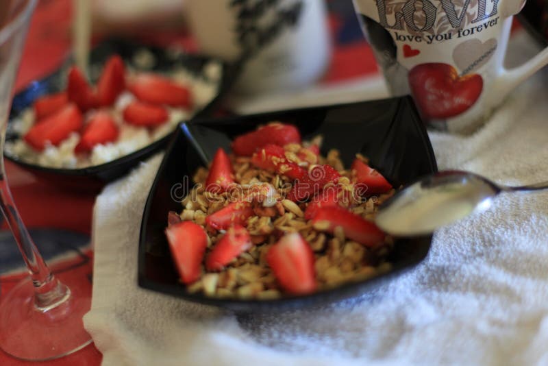 Perfect ontbijt: knapperige granola met yoghurt en aardbeien met een kop van melkkoffie op marmeren lijst Ouderwetse ochtendscène royalty-vrije stock fotografie Perfect ontbijt: knapperige granola met yoghurt en aardbeien met een kop van melkkoffie op marmeren lijst Ouderwetse ochtendscène royalty-vrije stock fotografie