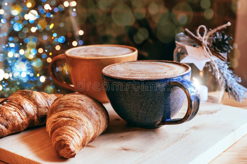 Perfect ontbijt van croissants en cappuccino in een café Blauwe en gele keramische cups van cappuccino en croissants op stock foto's Perfect ontbijt van croissants en cappuccino in een café Blauwe en gele keramische cups van cappuccino en croissants op stock foto's