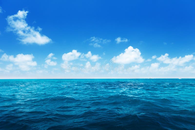 Ideálny oblohu a vodu z oceánu.