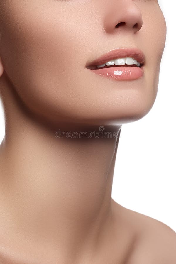 Perfecte glimlach met witte gezonde tanden en natuurlijke volledige lippen, tandzorgconcept Het gezichtsfragment van de mooie jon royalty-vrije stock afbeeldingen Perfecte glimlach met witte gezonde tanden en natuurlijke volledige lippen, tandzorgconcept Het gezichtsfragment van de mooie jon royalty-vrije stock afbeeldingen