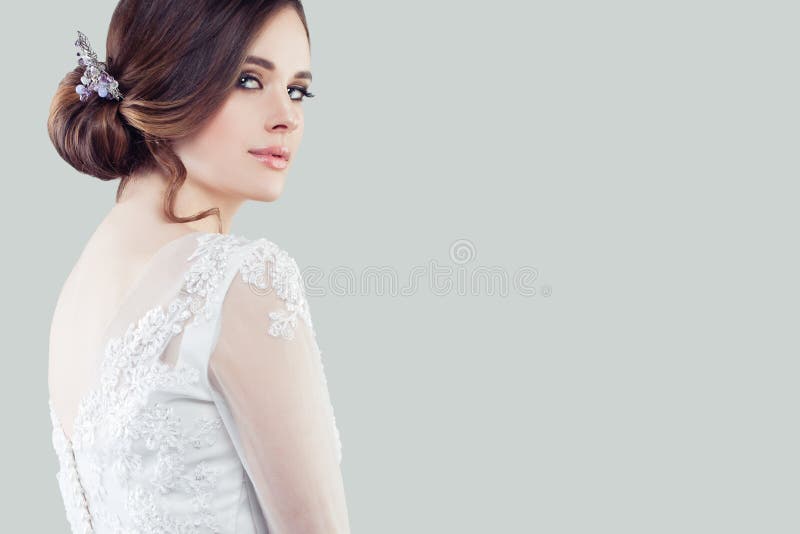 Perfecte jonge vrouw met make-up en bruids kapsel Mooi meisje op achtergrond royalty-vrije stock afbeelding Perfecte jonge vrouw met make-up en bruids kapsel Mooi meisje op achtergrond royalty-vrije stock afbeelding