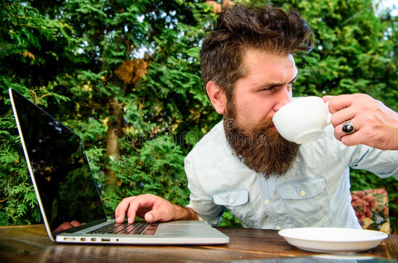 Perfecte overeenkomst Op groene achtergrond Succesvolle zakenman brutale gebaarde hipster bij koffiepauze Gelukkige mens die aan stock fotografie Perfecte overeenkomst Op groene achtergrond Succesvolle zakenman brutale gebaarde hipster bij koffiepauze Gelukkige mens die aan stock fotografie