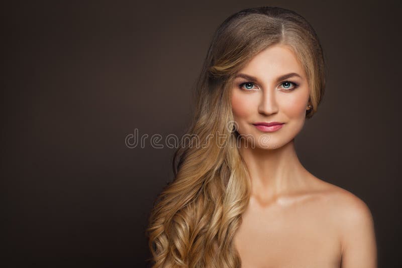 Perfecte Rijpe Vrouw met Gezonde Huid De Schoonheid van het kuuroord stock foto Perfecte Rijpe Vrouw met Gezonde Huid De Schoonheid van het kuuroord stock foto