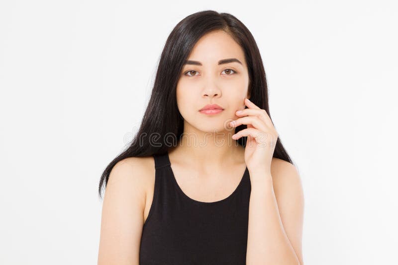 Perfectionnez le macro visage de femme asiatique et les cheveux sains propres de brune d'isolement sur le fond blanc Copiez l'esp images libres de droits Perfectionnez le macro visage de femme asiatique et les cheveux sains propres de brune d'isolement sur le fond blanc Copiez l'esp images libres de droits