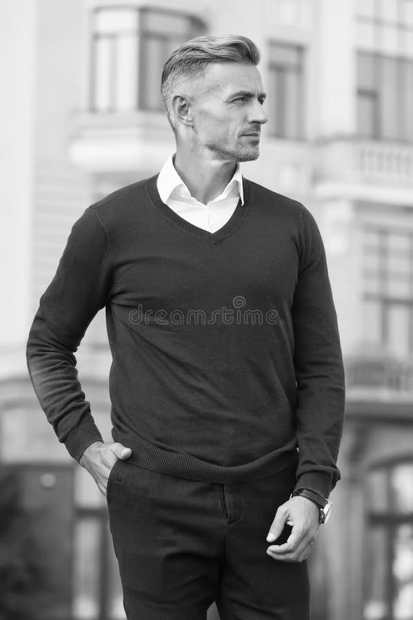 Perfecto. Elegante Y Elegante Empresario. Hombre Apuesto Con Ropa De Estilo  Urbano. Estilo De Primavera Del Hombre. Negocio Casual Foto de archivo -  Imagen de traje, belleza: 193896632