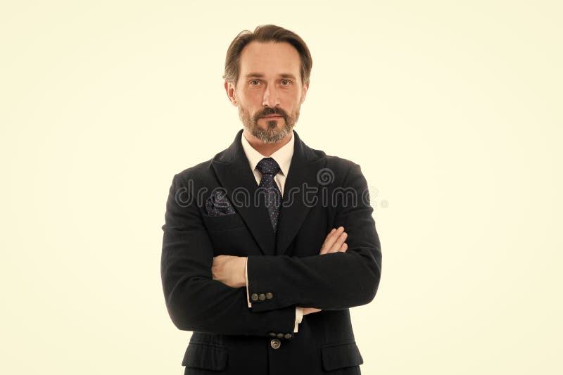 Perfekt dr?kt f?r varje typ av grabben Stilig mogen modemodell f?r man att b?ra den trendiga dr?kten p? vit bakgrund _ fotografering för bildbyråer Perfekt dr?kt f?r varje typ av grabben Stilig mogen modemodell f?r man att b?ra den trendiga dr?kten p? vit bakgrund _ fotografering för bildbyråer