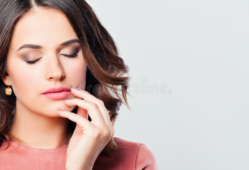 Perfekt kvinnaframsida med rosa kantmakeup och den manicured handen royaltyfria bilder Perfekt kvinnaframsida med rosa kantmakeup och den manicured handen royaltyfria bilder