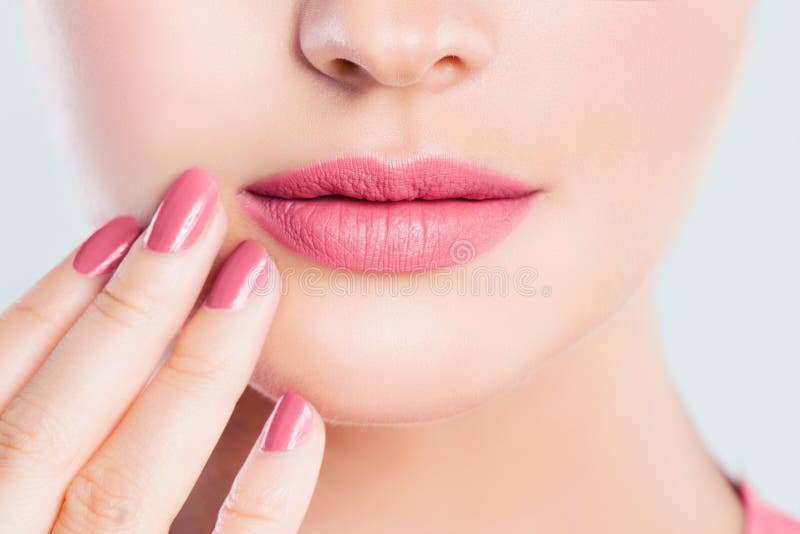 Perfekt kvinnlig kantcloseup Rosa kantmakeup royaltyfria foton