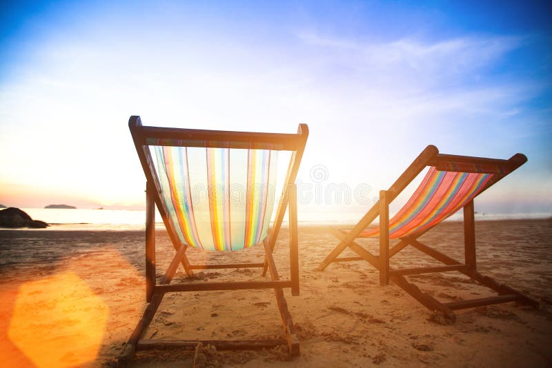 Perfekt semesterbegrepp, par av stranddagdrivare på det öde kusthavet på soluppgång Resor arkivfoto Perfekt semesterbegrepp, par av stranddagdrivare på det öde kusthavet på soluppgång Resor arkivfoto