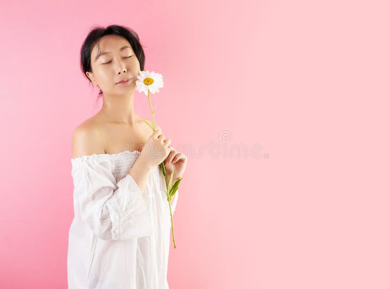Perfekt som blomma. Studion av en vacker ung kvinna som håller vit blomma. arkivbild