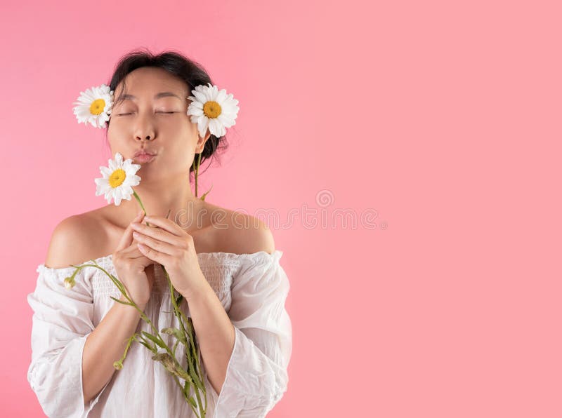 Perfekt som blomma. Studion av en vacker ung kvinna som håller vit blomma. royaltyfria bilder