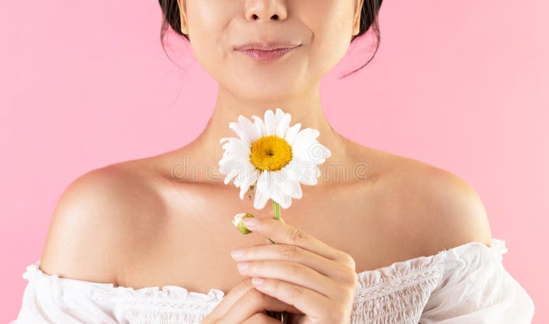 Perfekt som blomma. Studion av en vacker ung kvinna som håller vit blomma. arkivfoton