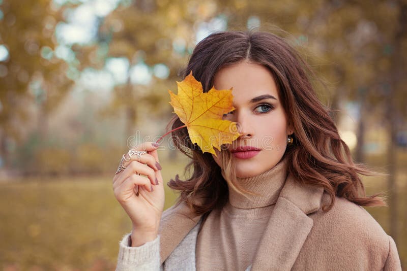 Perfekta Autumn Woman Model med brunt hår fotografering för bildbyråer Perfekta Autumn Woman Model med brunt hår fotografering för bildbyråer