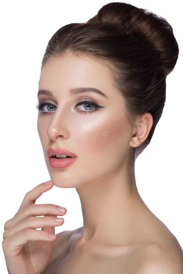 Perfekte Frauengesichts-Porträtlippen mit Modenatürlichem beige Mattlippenstiftmake-up Schöne Haut des sexy vorbildlichen Mädchen stockfotos Perfekte Frauengesichts-Porträtlippen mit Modenatürlichem beige Mattlippenstiftmake-up Schöne Haut des sexy vorbildlichen Mädchen stockfotos