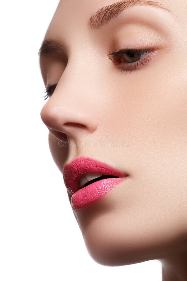Perfekte Lippen Lippe-Glanz Zutreffen Lipgloss Nahaufnahmeporträt des schönen Mädchens Kaukasisches Modell der jungen Frau mit he lizenzfreie stockfotos Perfekte Lippen Lippe-Glanz Zutreffen Lipgloss Nahaufnahmeporträt des schönen Mädchens Kaukasisches Modell der jungen Frau mit he lizenzfreie stockfotos