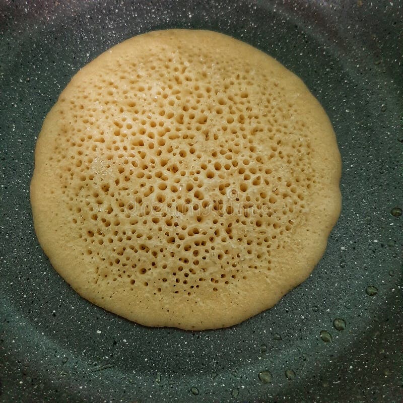 Perfekte Poren des backenden Pfannkuchenteigs. Porenporen erscheint auf der Oberfläche des Pfannkuchenteigs.