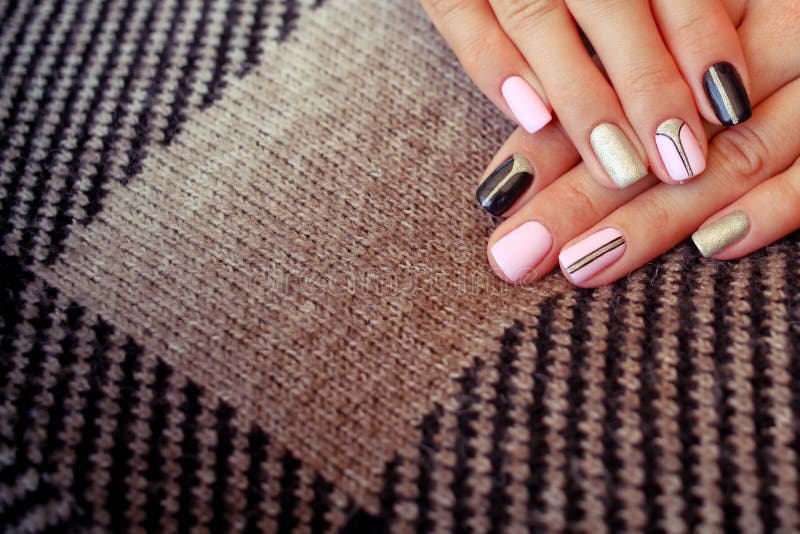 Perfekte saubere Maniküre mit nullhäutchen Nagelkunstdesign für die Modeart stockfotografie Perfekte saubere Maniküre mit nullhäutchen Nagelkunstdesign für die Modeart stockfotografie