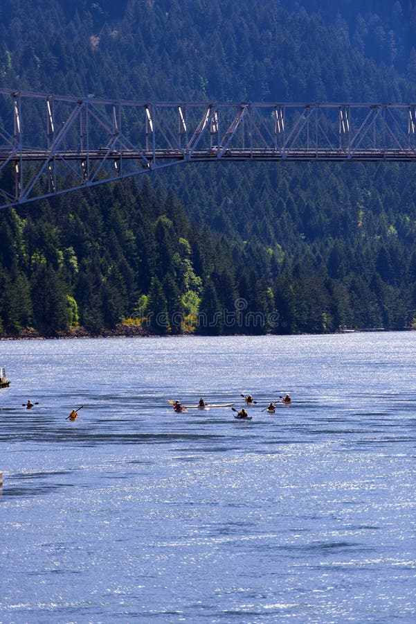 Perfekte Segelnkanus und -kajaks auf szenischem Columbia River sättigen sich stockbild Perfekte Segelnkanus und -kajaks auf szenischem Columbia River sättigen sich stockbild