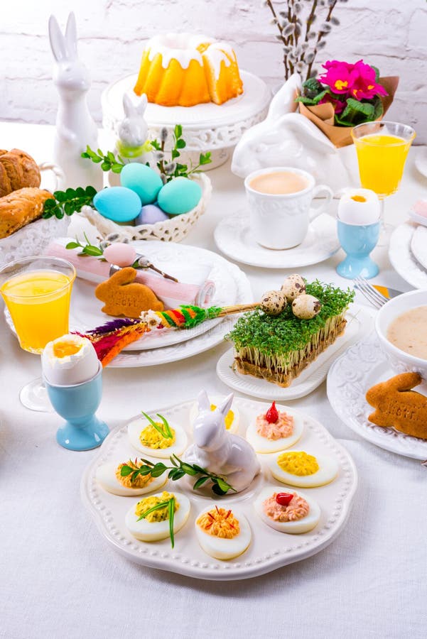 Perfekte Tabelle mit bunten Tischschmucken für Ostern