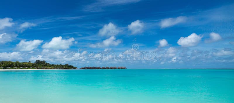 Perfekter Tropeninselparadiesstrand Malediven, Panoramaformat stockfoto Perfekter Tropeninselparadiesstrand Malediven, Panoramaformat stockfoto