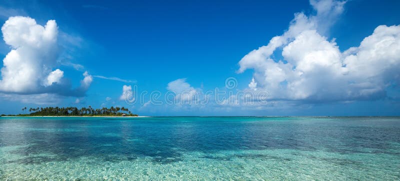 Perfekter Tropeninselparadiesstrand Malediven, Panoramaformat stockfoto Perfekter Tropeninselparadiesstrand Malediven, Panoramaformat stockfoto