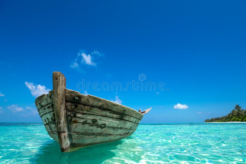 Perfekter Tropeninselparadiesstrand und altes Boot lizenzfreie stockfotografie Perfekter Tropeninselparadiesstrand und altes Boot lizenzfreie stockfotografie