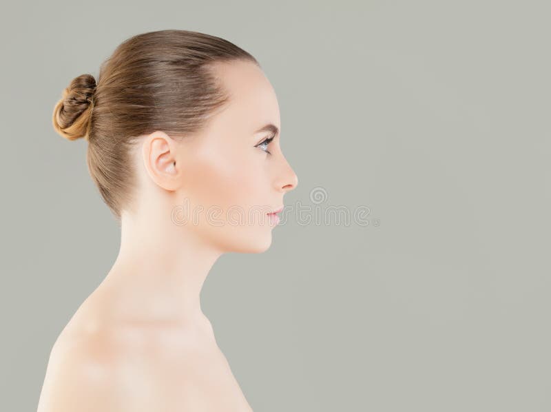 Perfektes junge Frauen-Badekurort-Modell mit gesunder Haut stockbilder Perfektes junge Frauen-Badekurort-Modell mit gesunder Haut stockbilder