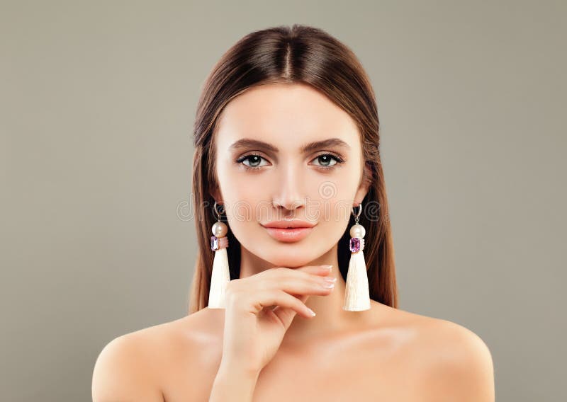 Perfektes junge Frauen-Mode-Modell mit Schmuck-Ohrringen stockfoto Perfektes junge Frauen-Mode-Modell mit Schmuck-Ohrringen stockfoto