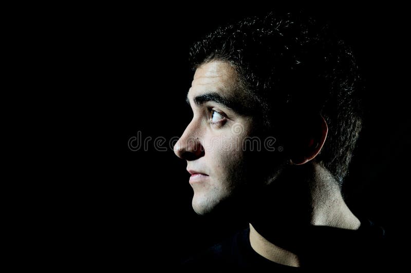 Perfil Bonito Assustado Da Mulher Que Olha Acima Na Obscuridade Vista  Comprimida Do Adolescente Cara Triste Através De Uma Janela Foto de Stock -  Imagem de abandonado, elevado: 140196454