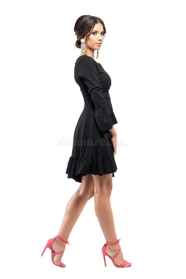 Perfil De La Mujer Sofisticada Con Clase En Vestido Y Sandalias Que Camina Y Que Mira La Cámara Foto de archivo - Imagen de lifestyle, longitud: 96662042 Perfil De La Mujer Sofisticada Con Clase En Vestido Y Sandalias Que Camina Y Que Mira La Cámara Foto de archivo - Imagen de lifestyle, longitud: 96662042